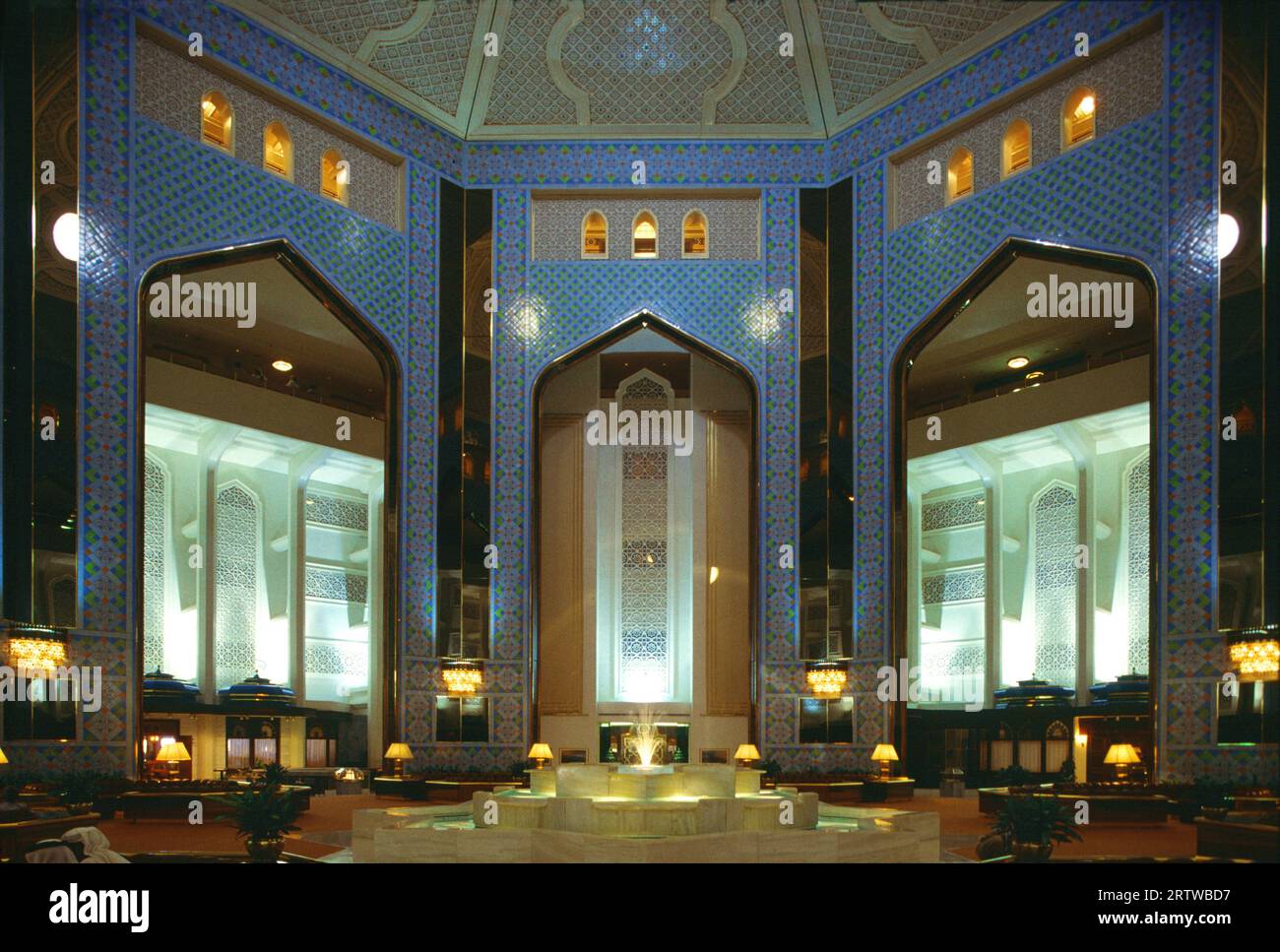 Hall dell'hotel al Bustan Foto Stock