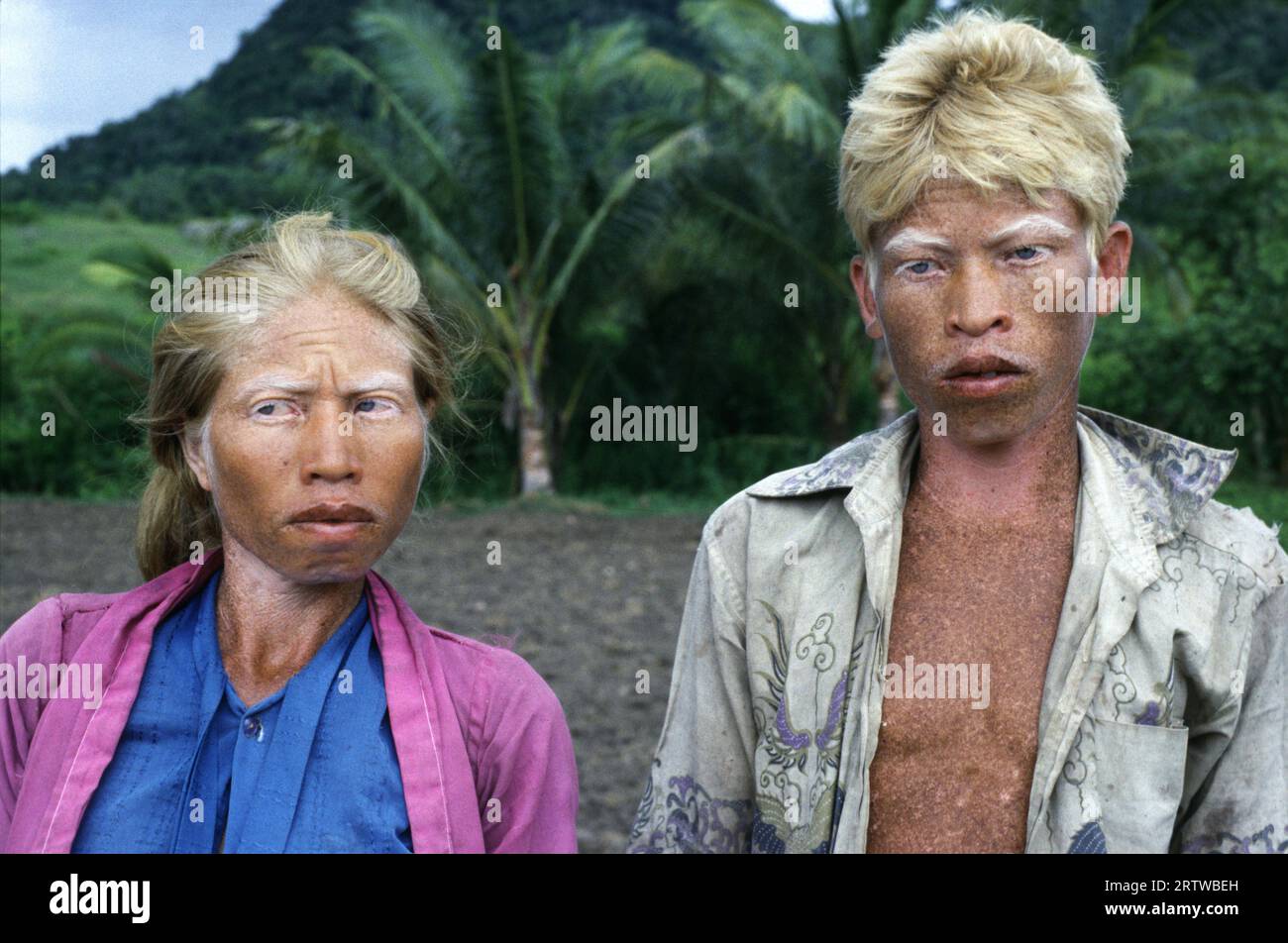 Fratelli Albino in un villaggio remoto Foto Stock