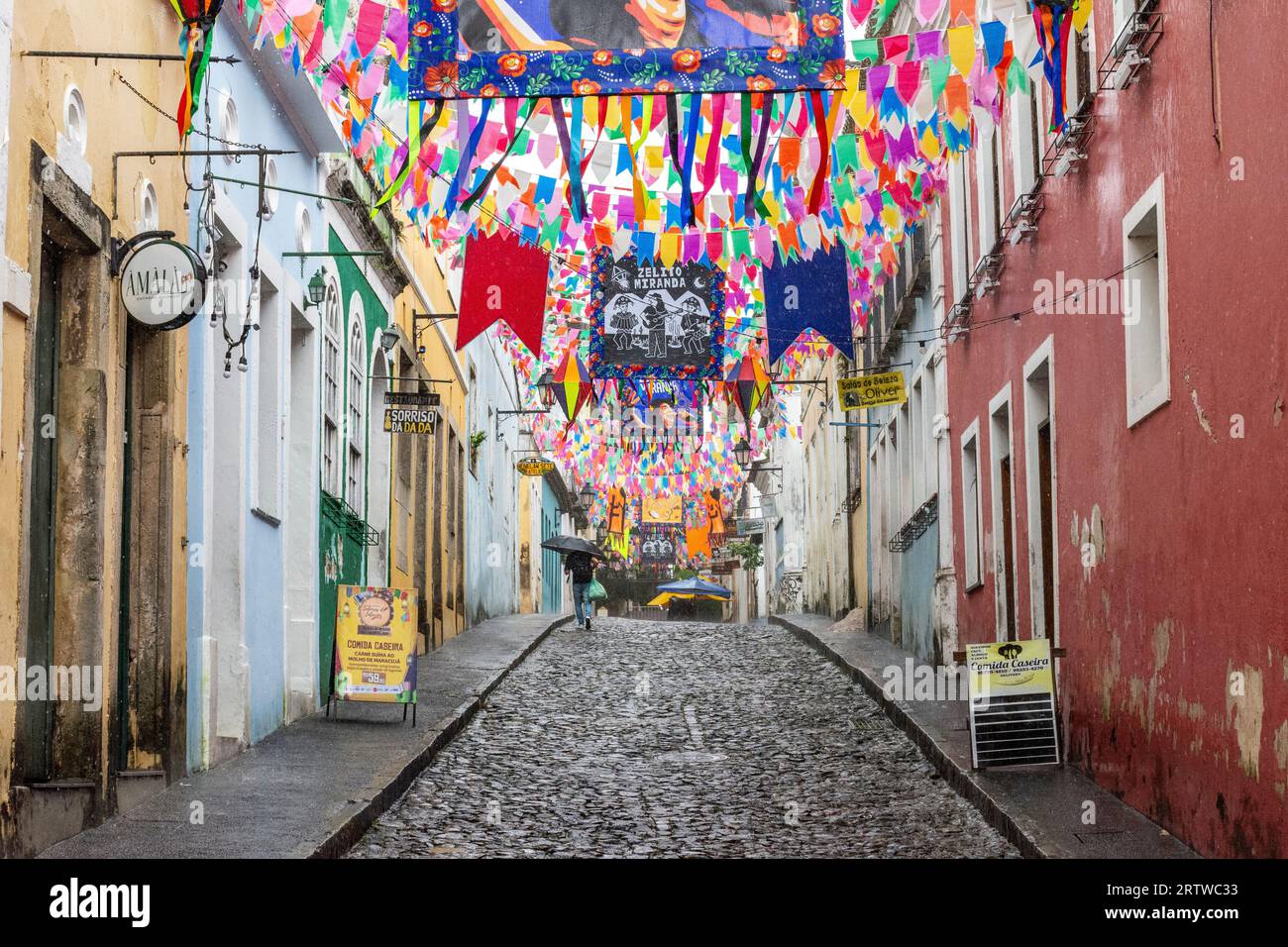 Splendida vista sulle tradizionali bandiere colorate che decorano le strade Foto Stock