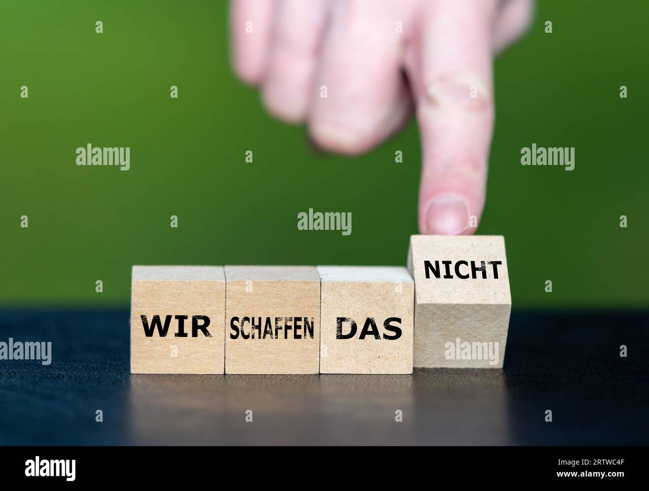 I cubi di legno formano l'espressione tedesca "wir schaffen das nicht" (non possiamo farlo). Uno slogan politico usato in Germania durante la crisi migratoria. Foto Stock