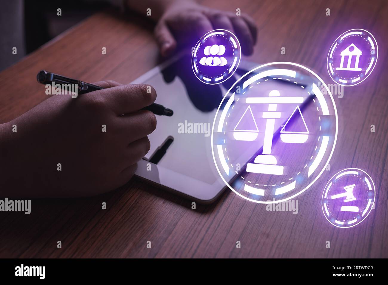 Donna che utilizza un tablet digitale con interfaccia VR per i servizi legali online. Concetto di consulente legale e avvocato con spazio copia. Foto Stock