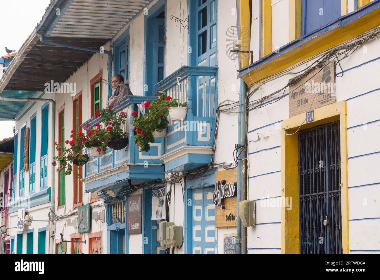 Edifici colorati nel pittoresco villaggio del Salento (Quindio), nella regione del caffè della Colombia. Foto Stock