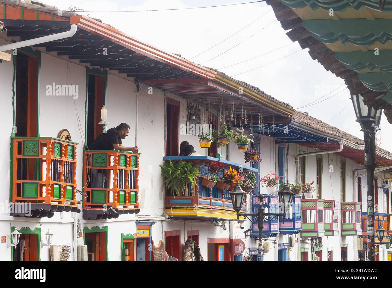 Edifici colorati nel pittoresco villaggio del Salento (Quindio), nella regione del caffè della Colombia. Foto Stock