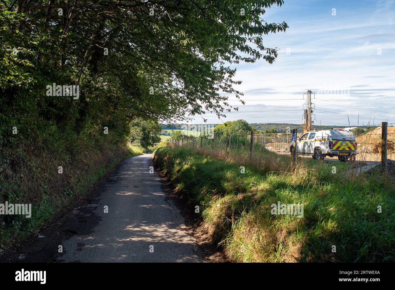 Grande Missenden. 14 settembre 2023. HS2 continua a lavorare a Leather Lane, Great Missenden, Buckinghamshire, come parte della costruzione della ferrovia ad alta velocità HS2. HS2 ha precedentemente abbattuto una serie di querce in Leather Lane lasciando spazi in una lunga fila di querce. Leather Lane è un antico holloway e un importante corridoio di pipistrelli. I residenti locali hanno formato un gruppo chiamato Leather Lane Conservation Group. Hanno condotto indagini sui pipistrelli e hanno scoperto che i rari pipistrelli barbastelle usano Leather Lane. Il gruppo chiede a HS2 di costruire un ponte verde sopra il binario ferroviario HS2. Segretario di Th Foto Stock