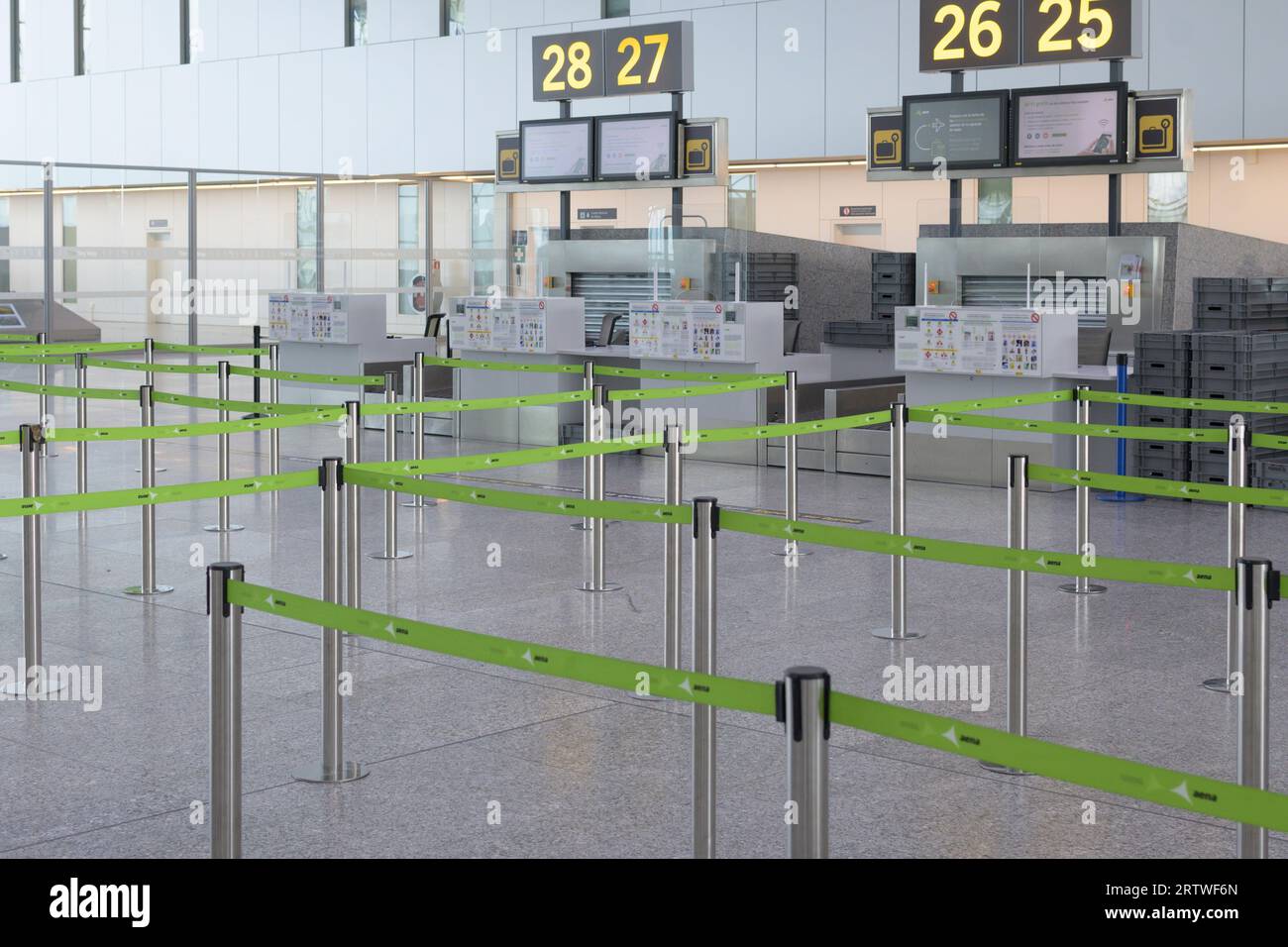 Santiago de Compostela, Spagna, 12 settembre 2023: Vista sulla fila vuota per il check-in dell'aeroporto internazionale Aena di Santiago de Compostela Foto Stock