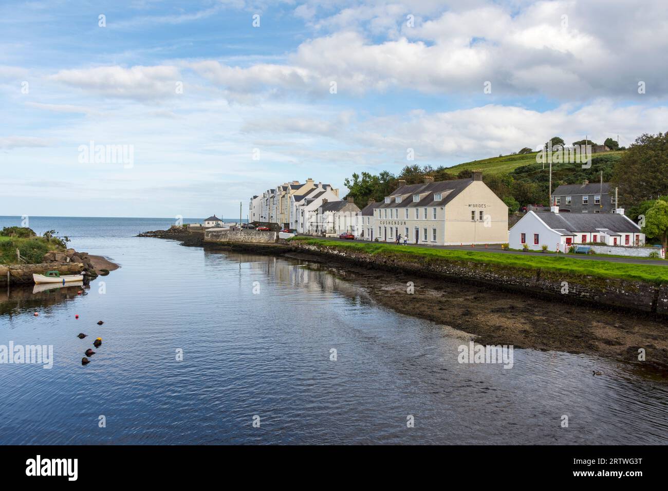 Cushendun è un piccolo villaggio costiero nella contea di Antrim, nell'Irlanda del Nord. Si trova al largo della strada costiera A2 tra Cushendall e Ballycastle. Foto Stock