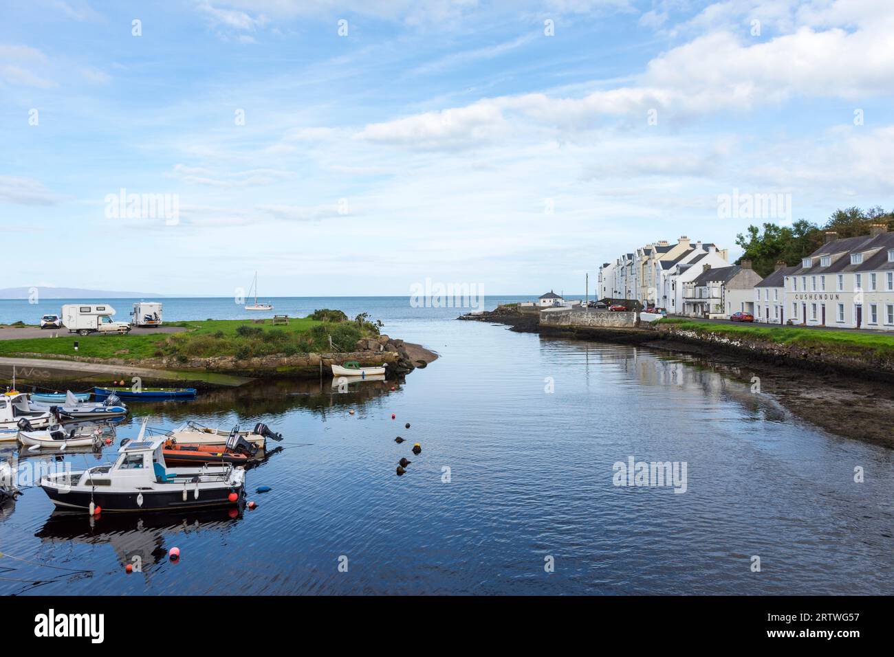 Cushendun è un piccolo villaggio costiero nella contea di Antrim, nell'Irlanda del Nord. Si trova al largo della strada costiera A2 tra Cushendall e Ballycastle. Foto Stock