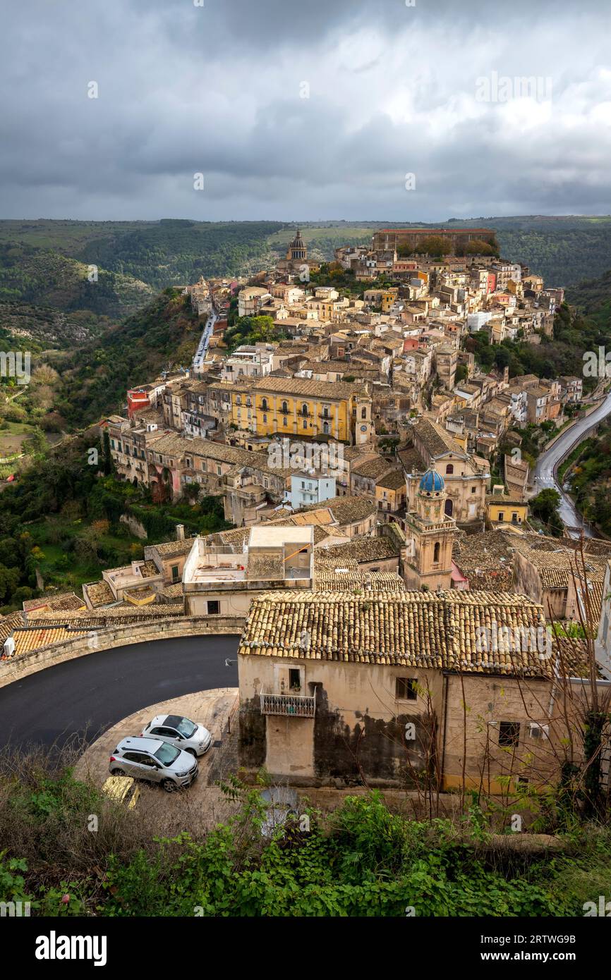 Vista verticale a Ragusa Ibla è il quartiere più antico del centro storico di Ragusa, Italia Foto Stock