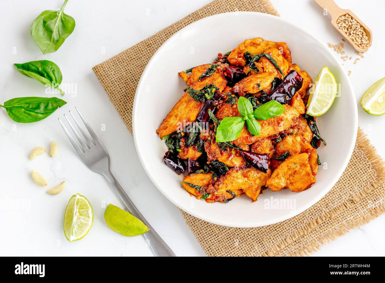Mescolare il pollo fritto con il basilico, foto dell'antipasto asiatico con pollo dall'alto Foto Stock