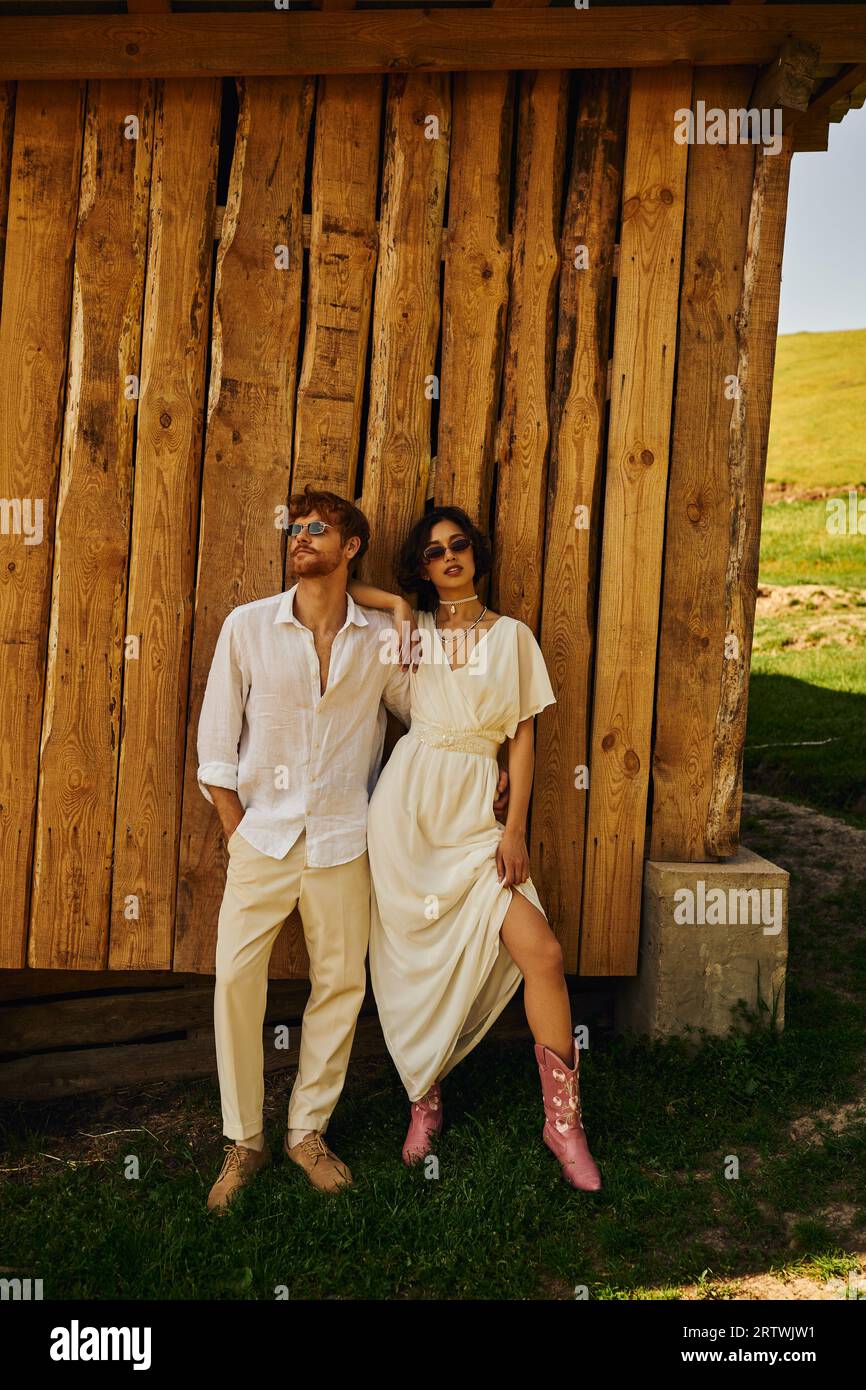 matrimonio rustico in stile boho, elegante sposa asiatica in abito da sposa con sposo in occhiali da sole Foto Stock matrimonio rustico in stile boho, elegante sposa asiatica in abito da sposa con sposo in occhiali da sole Foto Stock