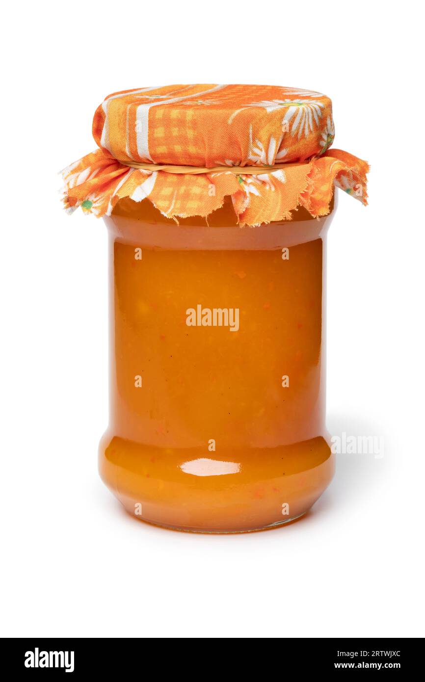 Vaso di vetro con marmellata di zucca fatta in casa isolato su sfondo bianco da vicino Foto Stock