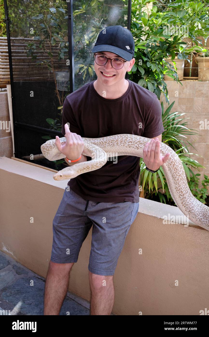 Uomo che tiene un serpente all'Aquaworld Aquarium & Reptile Rescue Centre, Filikis Etirias 7, Chersonisos 700 14, Grecia Foto Stock