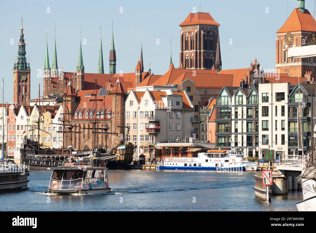 Danzica Polonia Vista classica della città vecchia di Danzica con navi ed edifici sul lungomare presso le rive del fiume Motlawa, Danzica, Polonia, Europa, UE Foto Stock
