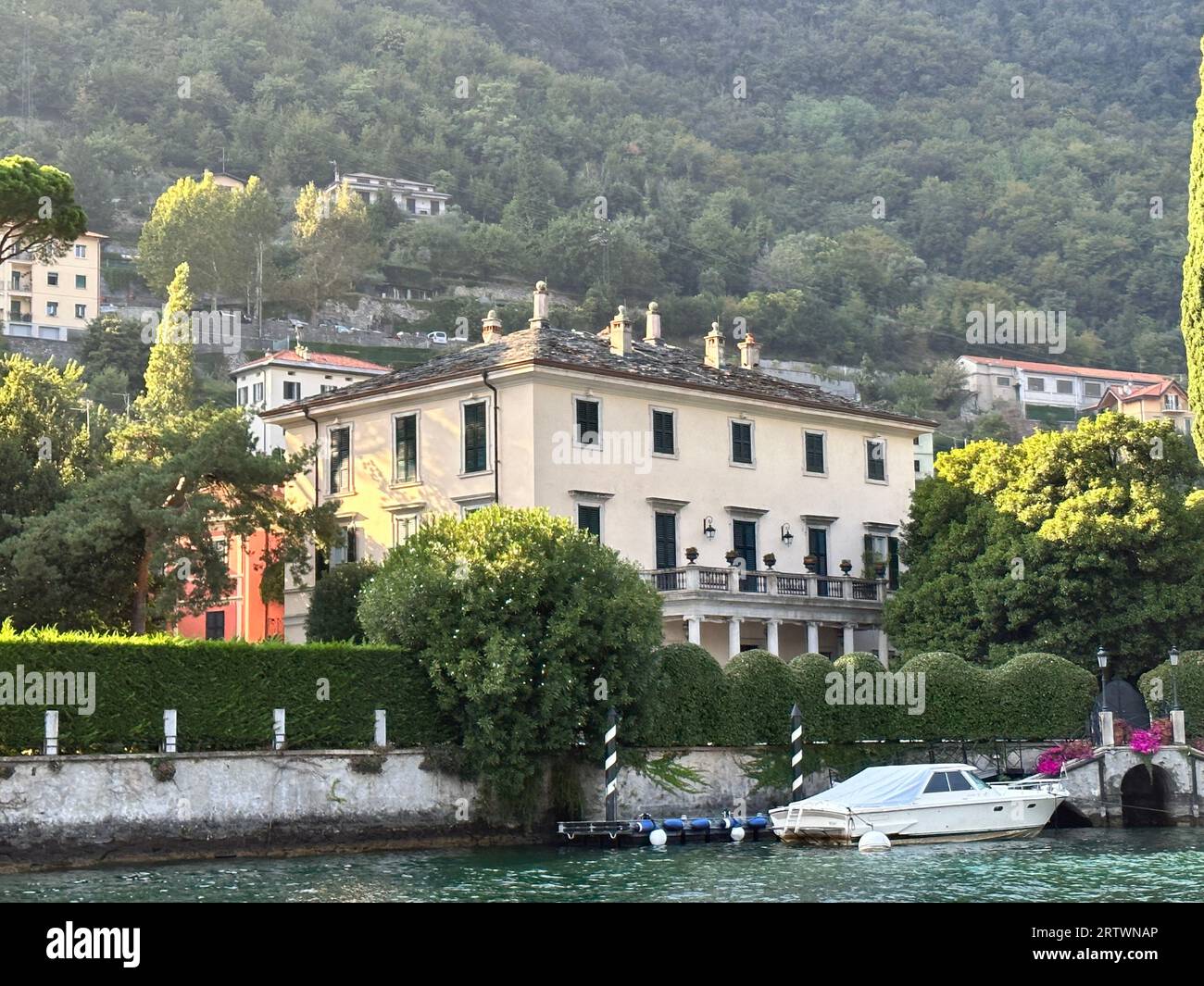 Secondo i rapporti, George Clooney sta pensando di separarsi dalla sua famosa villa italiana. L'attore ha intrufolato la sua villa del XVIII secolo sul lago di Como di nuovo sul mercato per un enorme $ 107 milioni (ha comprato la proprietà più di due decenni fa per $ 10 milioni). "E' molto tranquillo. Le voci sulla potenziale vendita risalgono al 2010, principalmente a causa di preoccupazioni paparazzi. Secondo quanto riferito, i fotografi hanno scalato le pareti della villa (che presenta un giardino botanico, campi da tennis e una dependance) per scattare foto della star del cinema e dei suoi ospiti A-list. Aggiungere carburante al fuoco, all'allora mayo Foto Stock