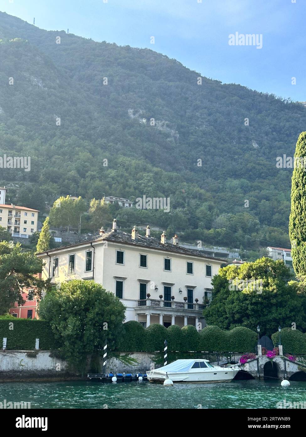 Secondo i rapporti, George Clooney sta pensando di separarsi dalla sua famosa villa italiana. L'attore ha intrufolato la sua villa del XVIII secolo sul lago di Como di nuovo sul mercato per un enorme $ 107 milioni (ha comprato la proprietà più di due decenni fa per $ 10 milioni). "E' molto tranquillo. Le voci sulla potenziale vendita risalgono al 2010, principalmente a causa di preoccupazioni paparazzi. Secondo quanto riferito, i fotografi hanno scalato le pareti della villa (che presenta un giardino botanico, campi da tennis e una dependance) per scattare foto della star del cinema e dei suoi ospiti A-list. Aggiungere carburante al fuoco, all'allora mayo Foto Stock