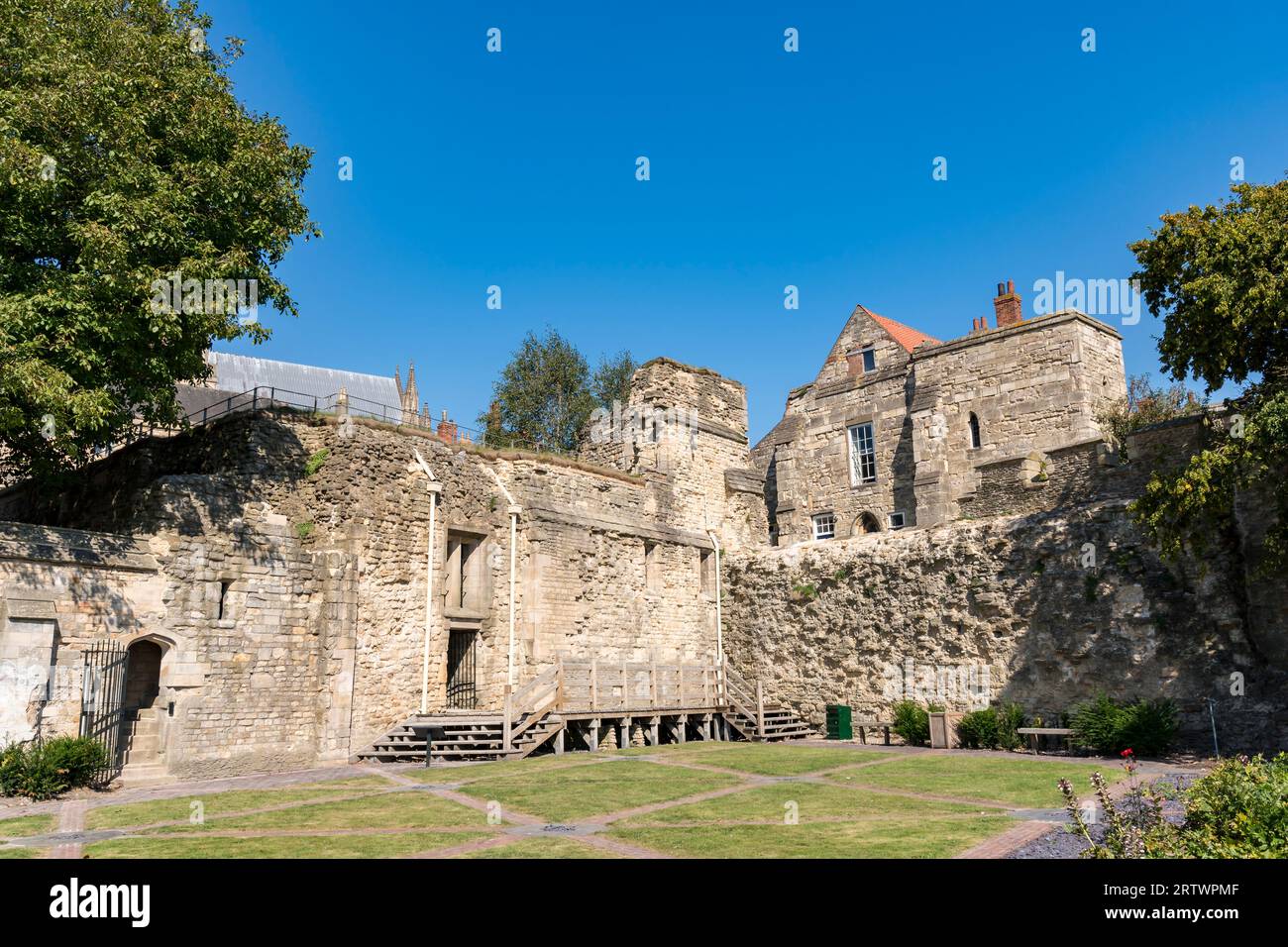 Giardino medievale della terrazza del Palazzo dei vescovi sotto i terreni delle sale superiore e inferiore orientali, Lincoln City, Lincolnshire, Inghilterra, Regno Unito Foto Stock