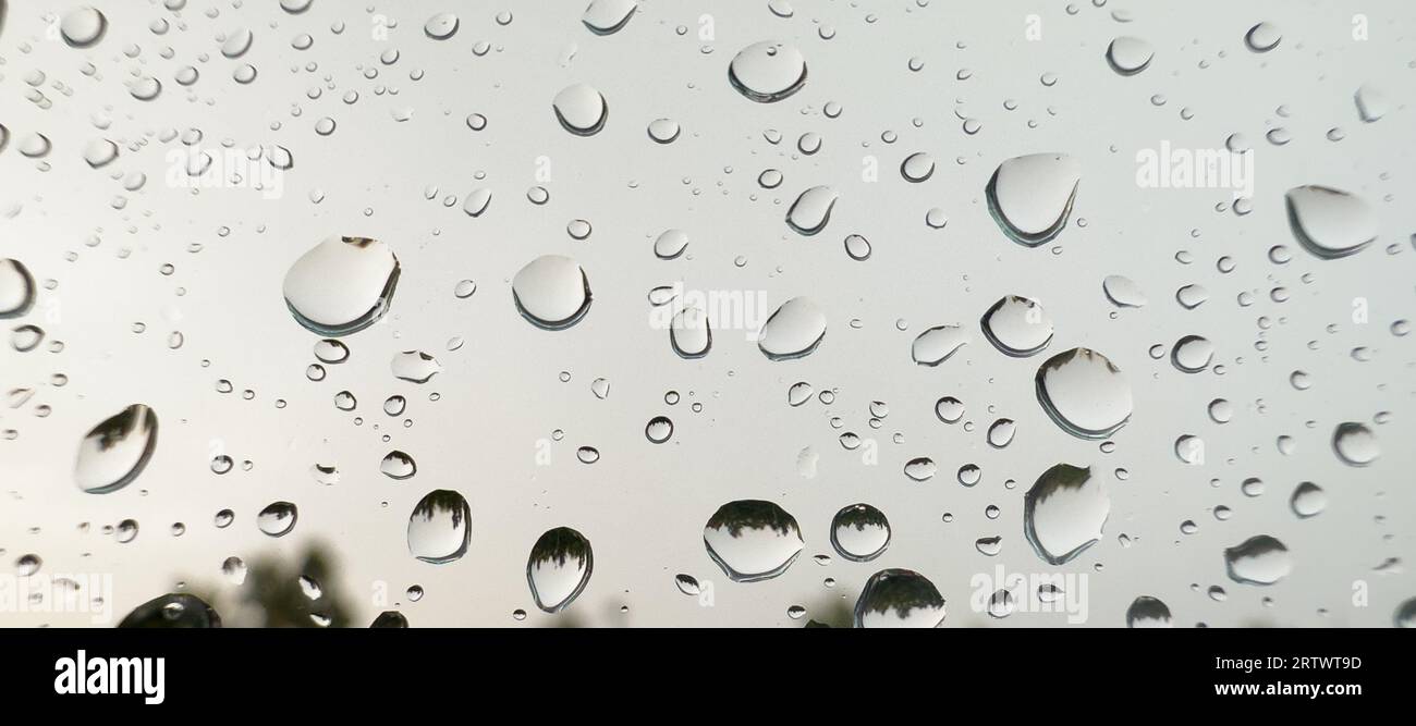 La pioggia cade sul finestrino. Piove. Primo piano delle gocce di pioggia. Foto Stock