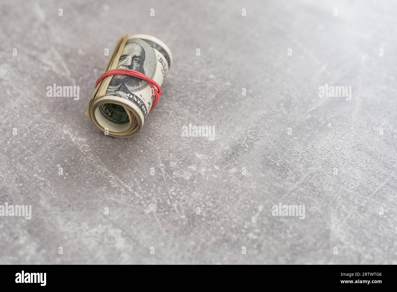 le libbre del denaro sono isolate su sfondo bianco, le banconote del denaro contante sono arrotolate con fasce elastiche. Foto Stock