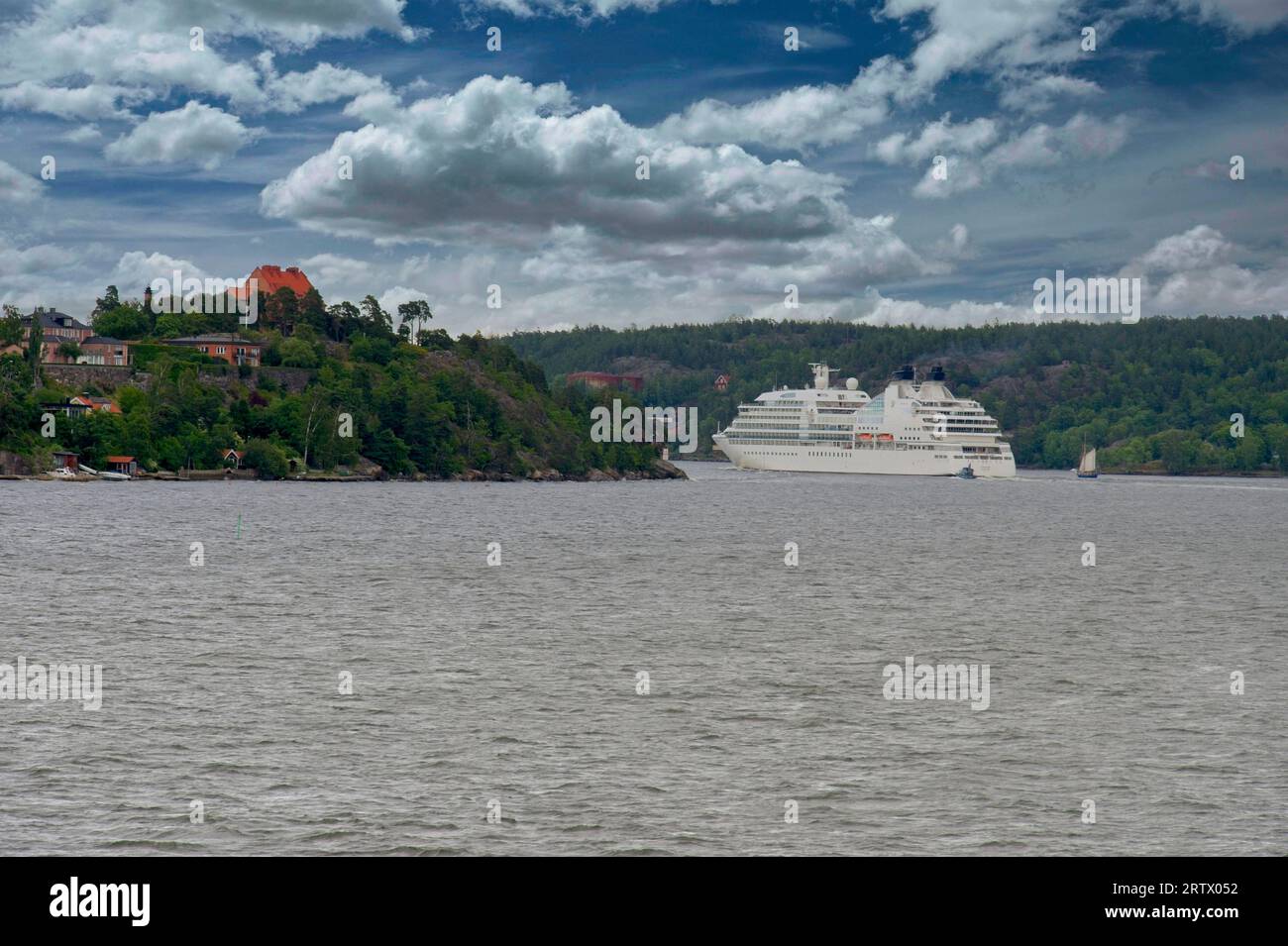 Navi da crociera Crystal Symphony naviga nell'arcipelago di Stoccolma, Svezia, Stoccolma, yacht a vela dell'arcipelago di Stoccolma - 25 luglio 2011 Foto Stock