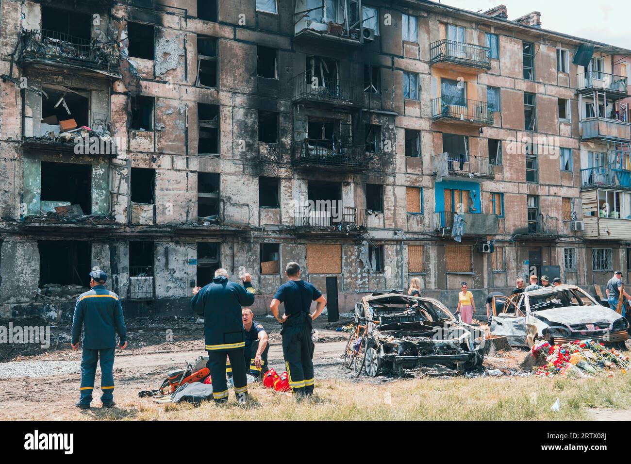 Città di Krivoy Rog, regione di Dnepropetrovsk, Ucraina - 06-15-2023: Edificio residenziale distrutto da un attacco missilistico. Guerra in Ucraina Foto Stock