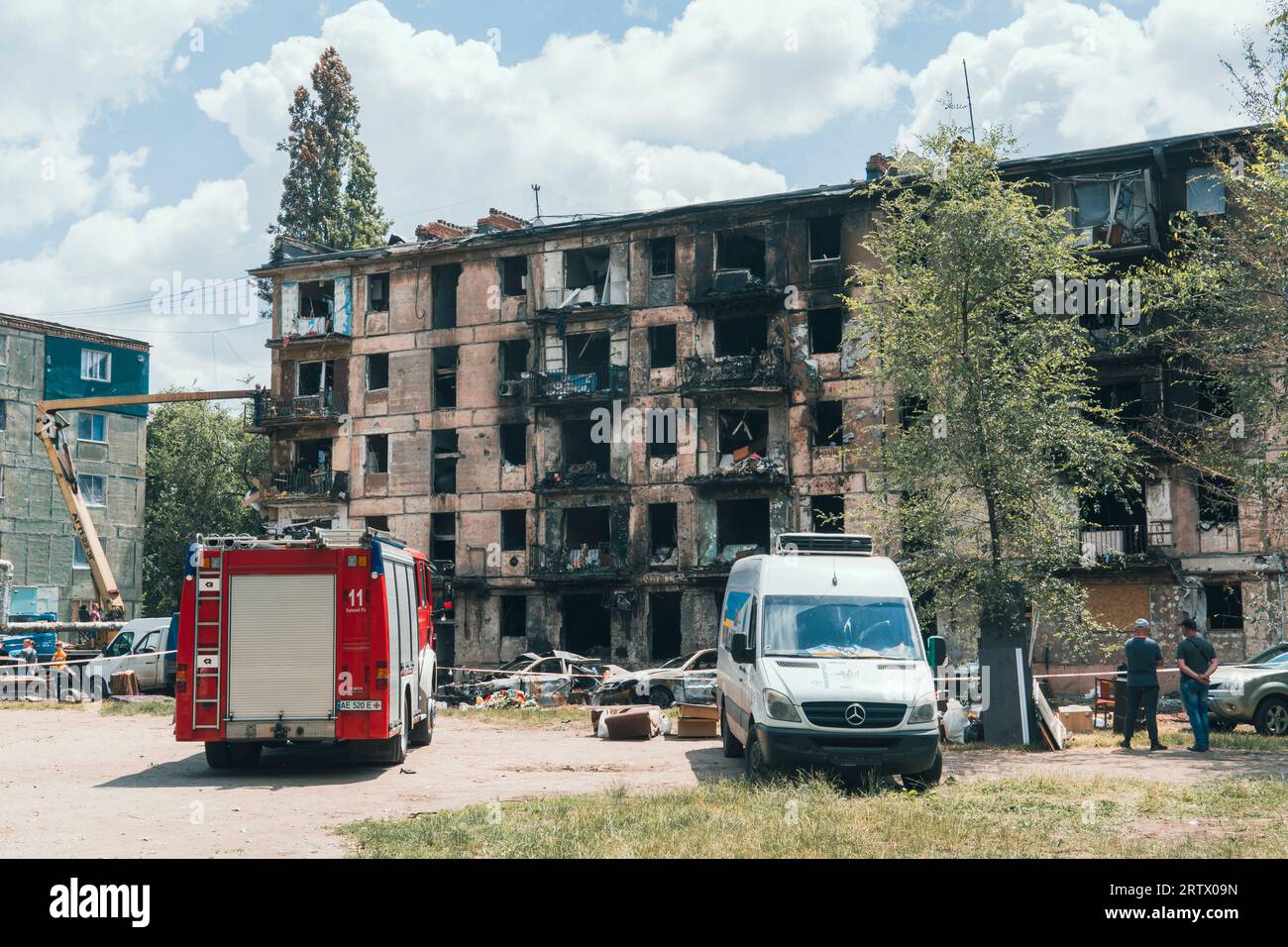 Città di Krivoy Rog, regione di Dnepropetrovsk, Ucraina - 06-15-2023: Edificio residenziale distrutto da un attacco missilistico. Guerra in Ucraina Foto Stock
