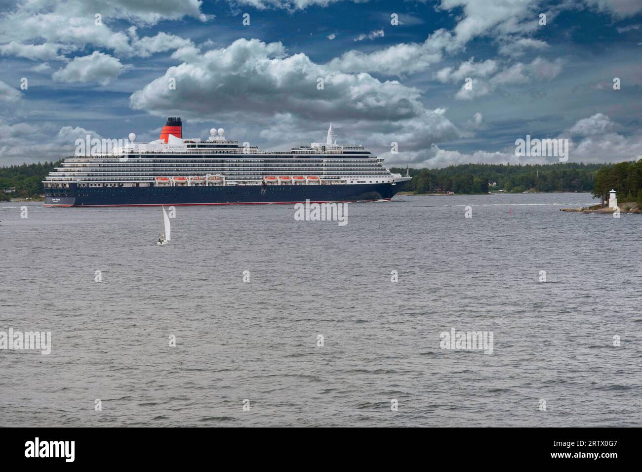 Navi da crociera Cunard Queen Victoria naviga nell'arcipelago di Stoccolma, Svezia, Stoccolma, yacht a vela dell'arcipelago di Stoccolma - 25 luglio 2011 Foto Stock