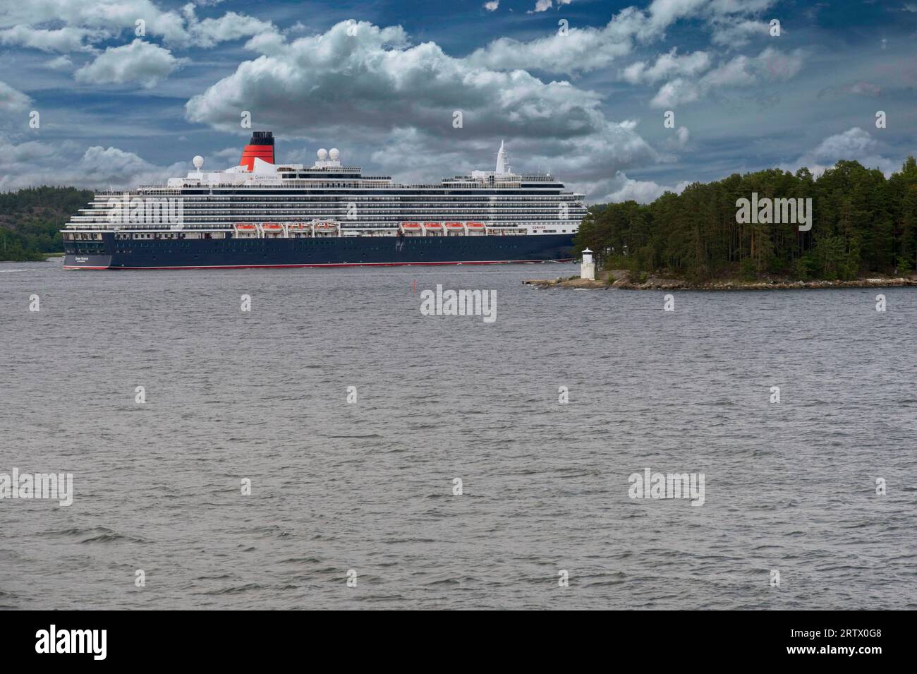 Navi da crociera Cunard Queen Victoria naviga nell'arcipelago di Stoccolma, Svezia, Stoccolma, yacht a vela dell'arcipelago di Stoccolma - 25 luglio 2011 Foto Stock