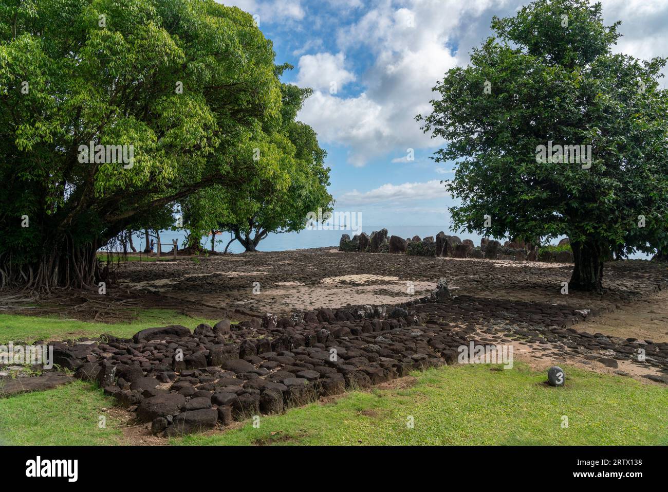 Marae Taputapuatea è un grande complesso di marae a Opoa in Taputapuatea, sulla costa sud-orientale di Raiatea, Isole della società, Polinesia francese. Foto Stock