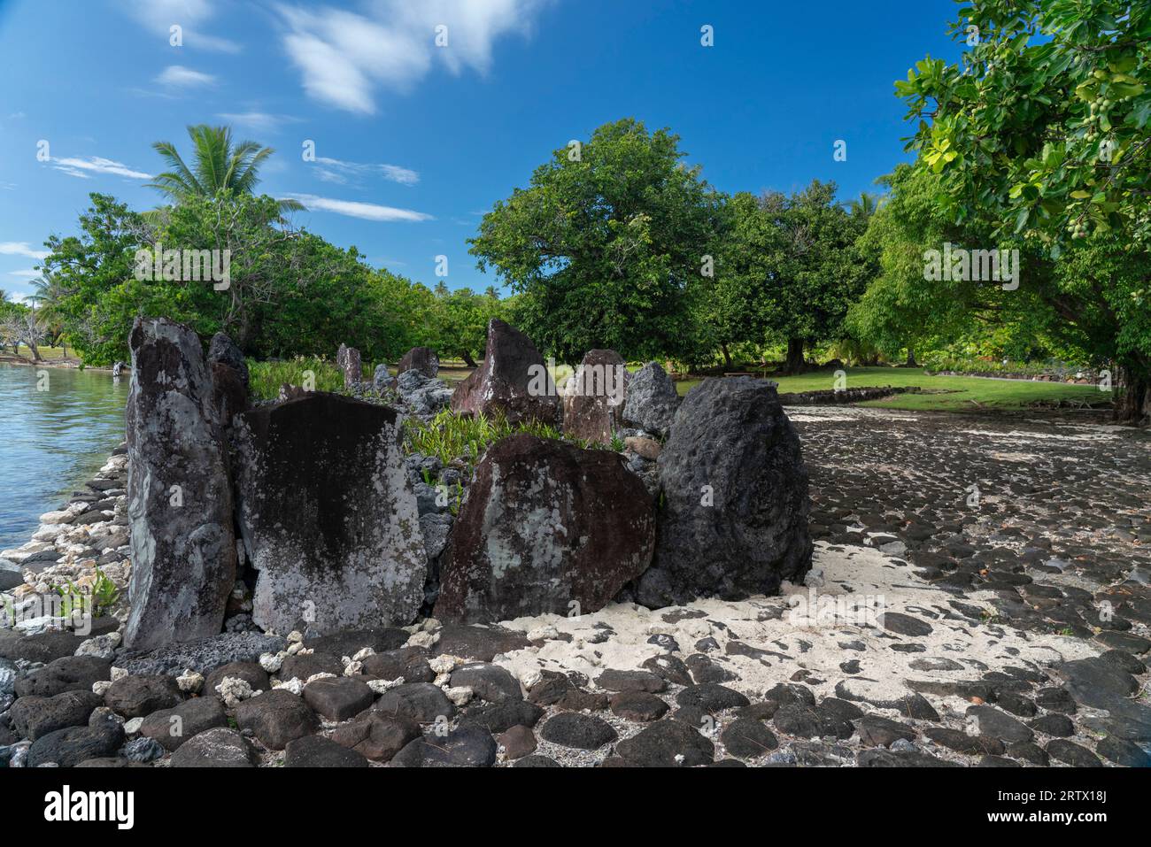 Marae Taputapuatea è un grande complesso di marae a Opoa in Taputapuatea, sulla costa sud-orientale di Raiatea, Isole della società, Polinesia francese. Foto Stock