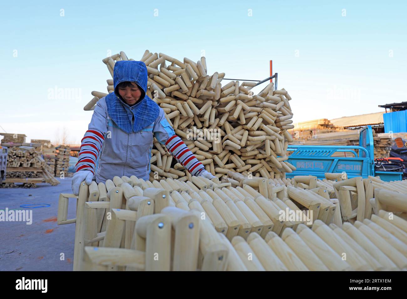 CONTEA DI LUANNAN, Cina - 25 novembre 2021: I lavoratori riordinano le maniglie a forcella in legno lavorate in una fabbrica, nel nord della Cina Foto Stock