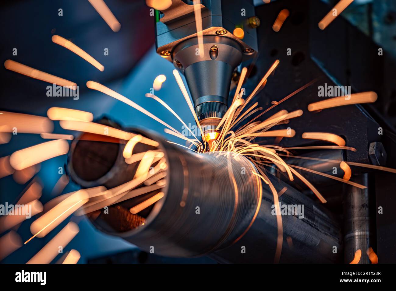 Taglio laser CNC e gas di metalli, moderna tecnologia industriale che rende dettagli industriali. L'ottica laser e il CNC vengono utilizzati per dirigere il materiale o Foto Stock