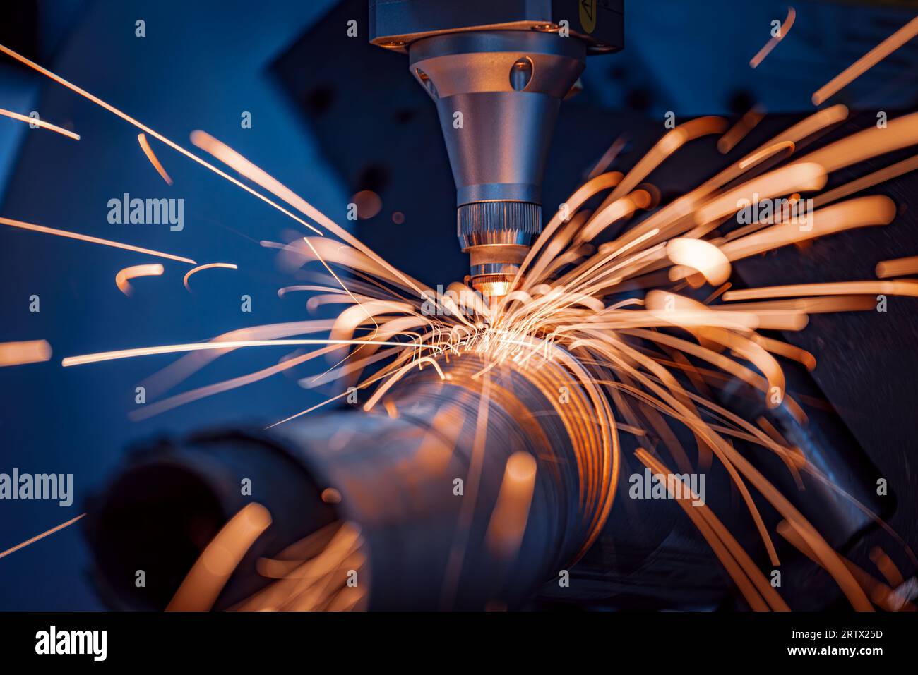Taglio laser CNC e gas di metalli, moderna tecnologia industriale che rende dettagli industriali. L'ottica laser e il CNC vengono utilizzati per dirigere il materiale o Foto Stock