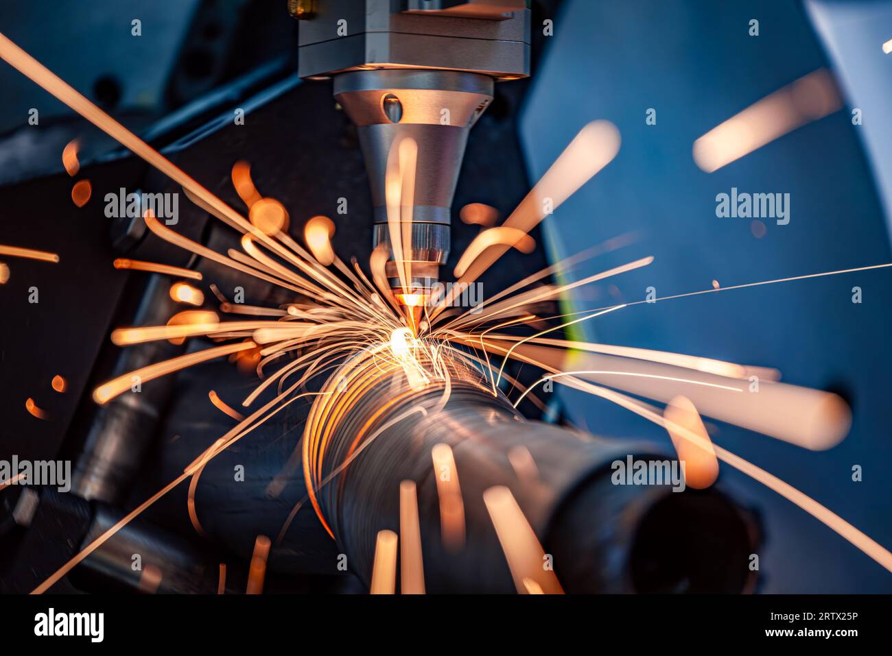 Taglio laser CNC e gas di metalli, moderna tecnologia industriale che rende dettagli industriali. L'ottica laser e il CNC vengono utilizzati per dirigere il materiale o Foto Stock