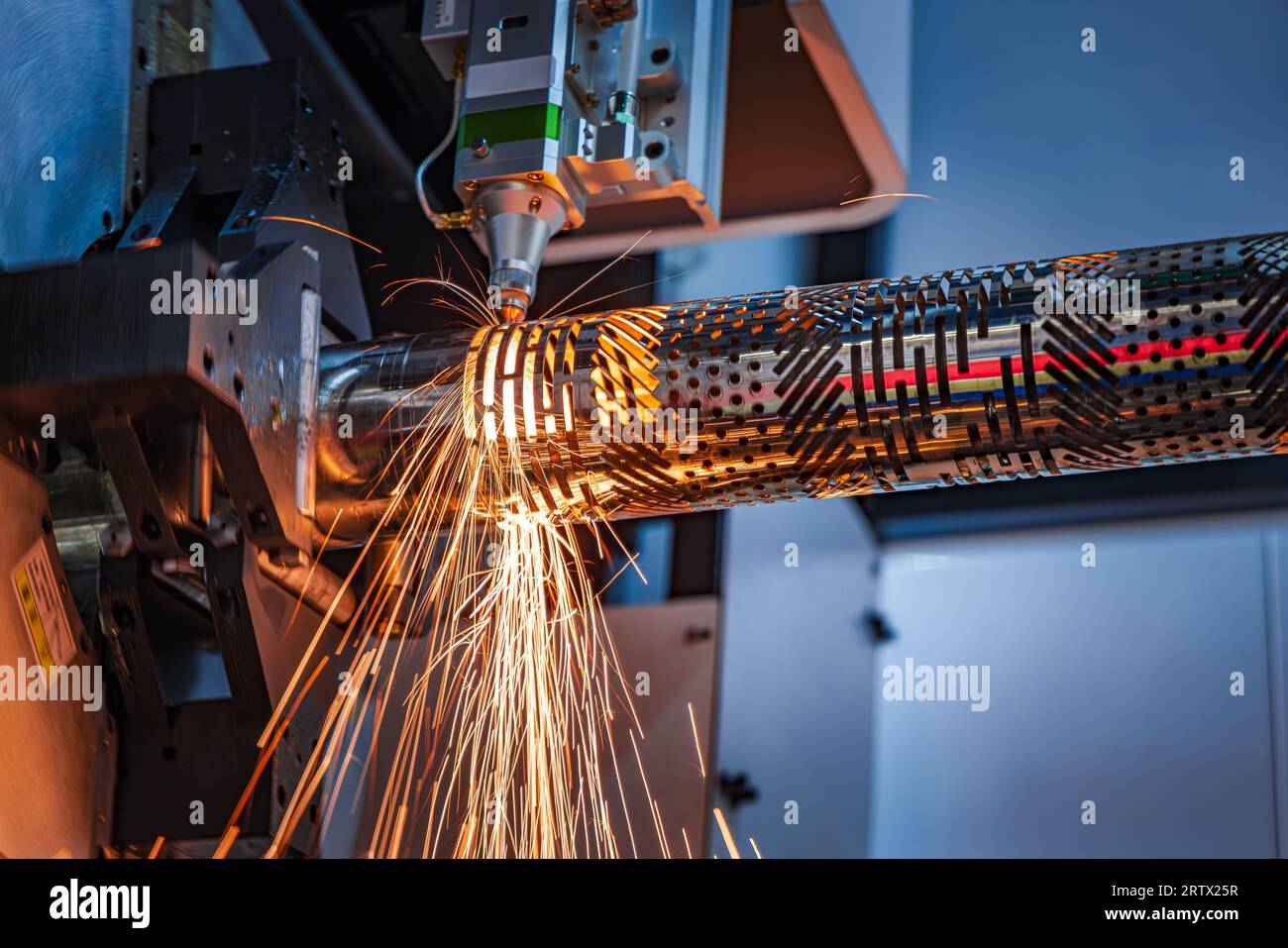Taglio laser CNC e gas di metalli, moderna tecnologia industriale che rende dettagli industriali. L'ottica laser e il CNC vengono utilizzati per dirigere il materiale o Foto Stock