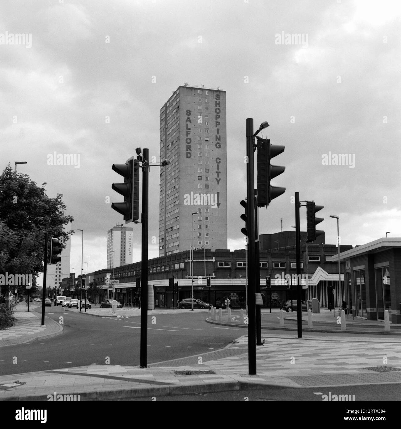 Briar Hill Court Tower block con la scritta "Salford Shopping City" a Pendleton, Salford, Regno Unito, tratto da Belvedere Road, luglio 2023 Foto Stock