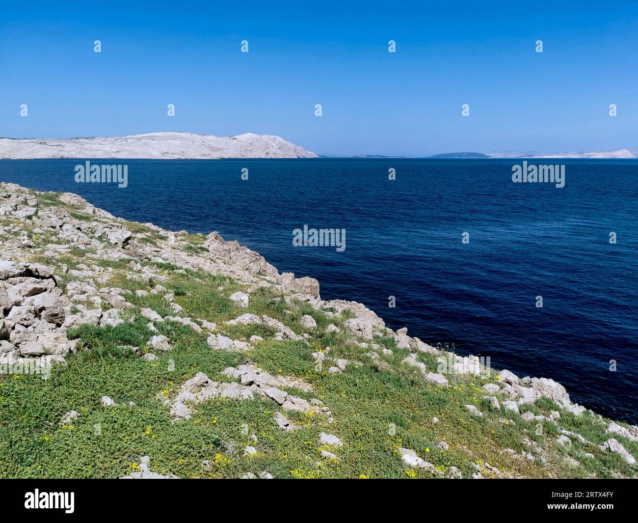 Croazia Isola di Rab costa rocciosa Foto Stock