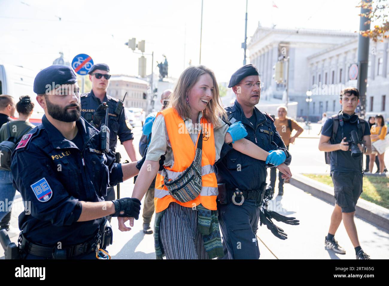 Vienna, Austria. 15 settembre 2023. Venerdì per la futura protesta globale contro lo sciopero del clima in centro, facendo appello ai politici per approvare la legislazione sulla prevenzione dei cambiamenti climatici, siediti di fronte al parlamento austriaco insieme alla generazione „Letzte“ Last Generation Group ©Andreas Stroh Foto Stock