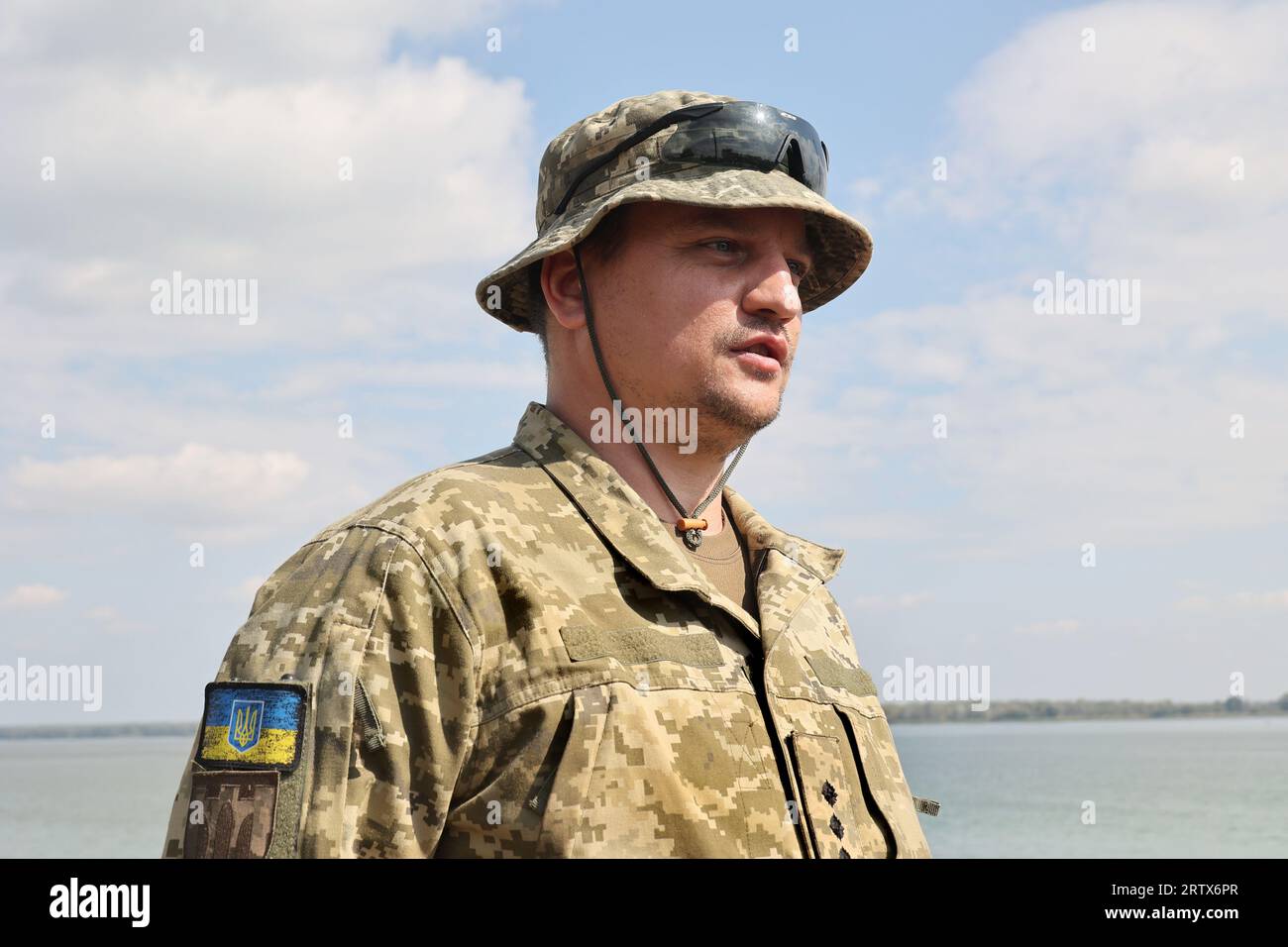 PECHENIHY, UCRAINA - 12 SETTEMBRE 2023 - Partecipante della liberazione della comunità pechenihica di Andrii (Berezen) è raffigurata sulla prima anniversa Foto Stock