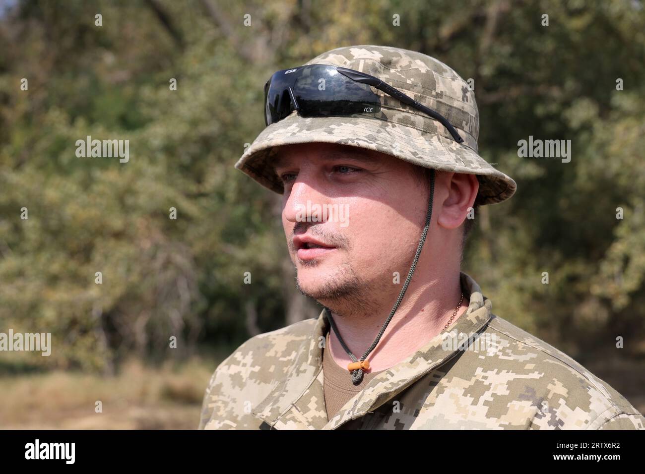 PECHENIHY, UCRAINA - 12 SETTEMBRE 2023 - Partecipante della liberazione della comunità pechenihica di Andrii (Berezen) è raffigurata sulla prima anniversa Foto Stock