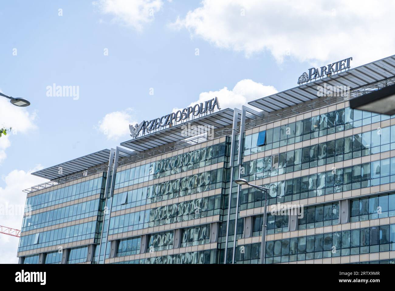 Edificio della sede centrale di Rzeczpospolitas a Varsavia. Ufficio Rzeczpospolita - giornale polacco. Marchio del logo. Strada all'aperto. Ingresso ufficio. Polonia, Varsavia - 27 luglio 2023. Foto Stock
