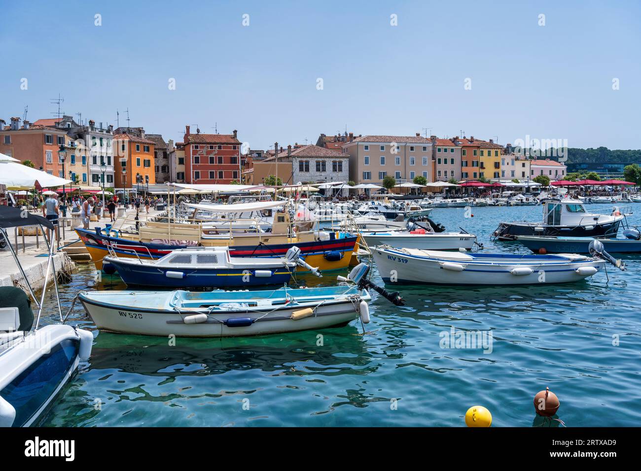 Barche ormeggiate nel porto di Rovigno nella città vecchia di Rovigno, nella penisola istriana della Croazia Foto Stock