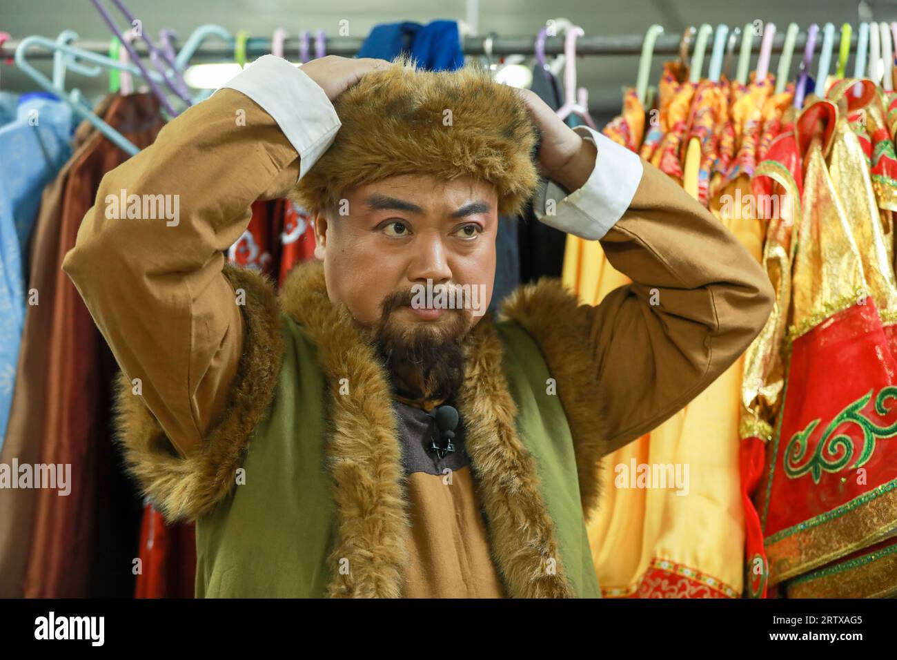 Tangshan, Cina - 21 dicembre 2021: Il drammaturgo si sta vestendo nello spogliatoio, nella Cina settentrionale Foto Stock