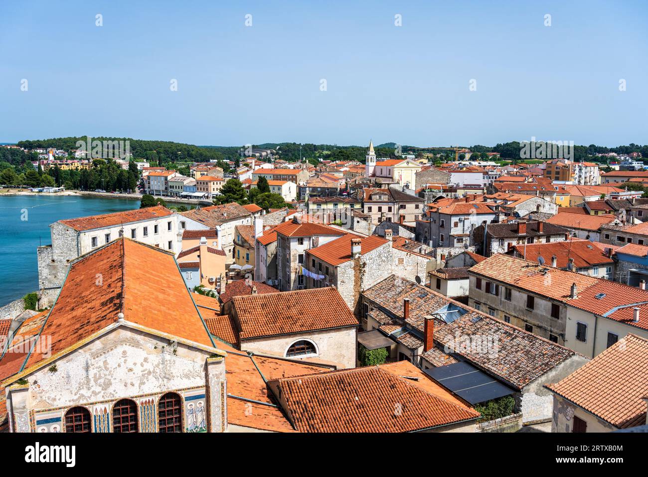 Vista dal campanile del complesso della basilica Eufrasiana attraverso i tetti di tegole rosse del centro storico di Poreč sulla penisola istriana della Croazia Foto Stock