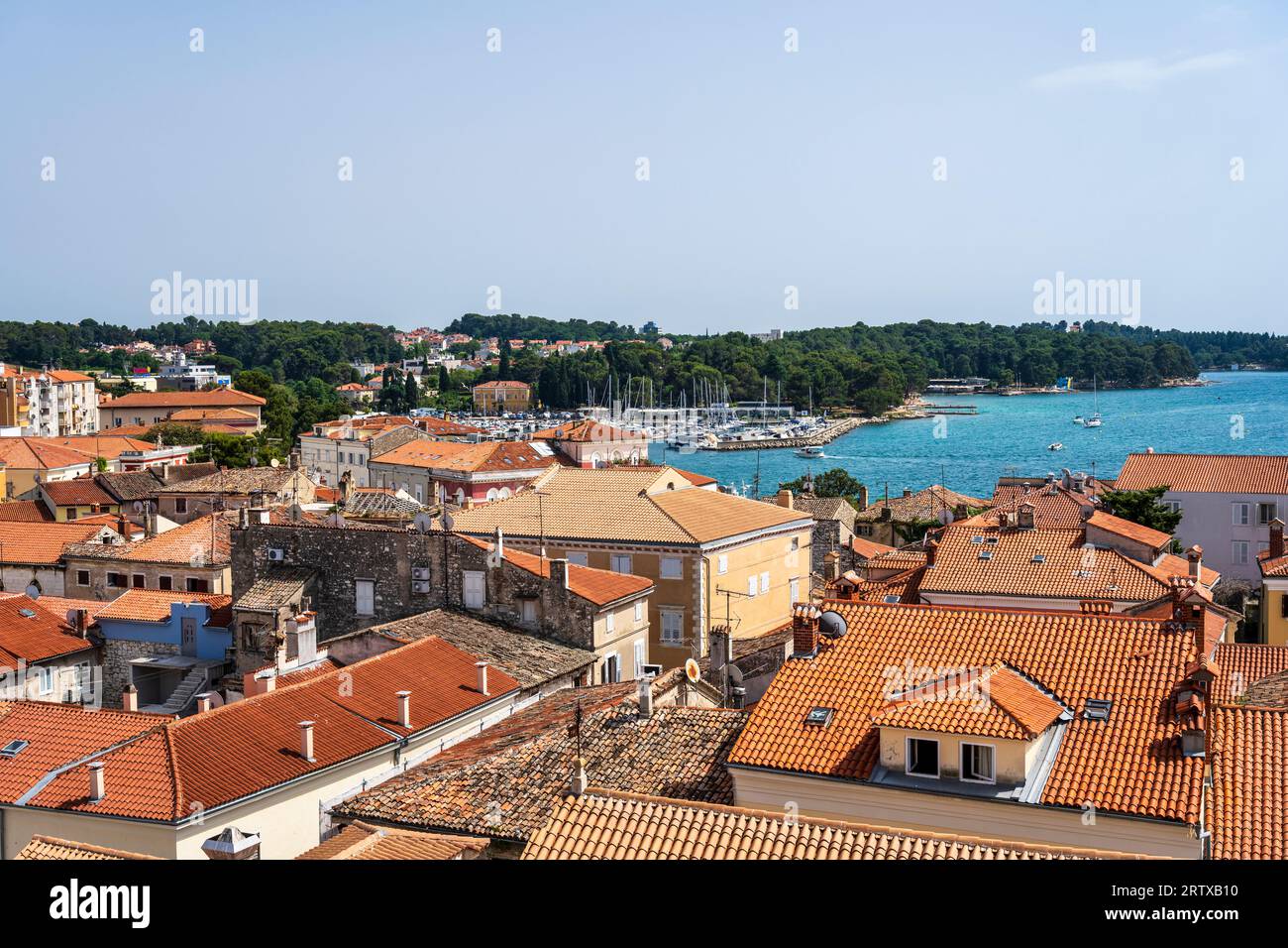 Vista dal campanile del complesso della basilica Eufrasiana attraverso i tetti di tegole rosse del centro storico di Poreč sulla penisola istriana della Croazia Foto Stock