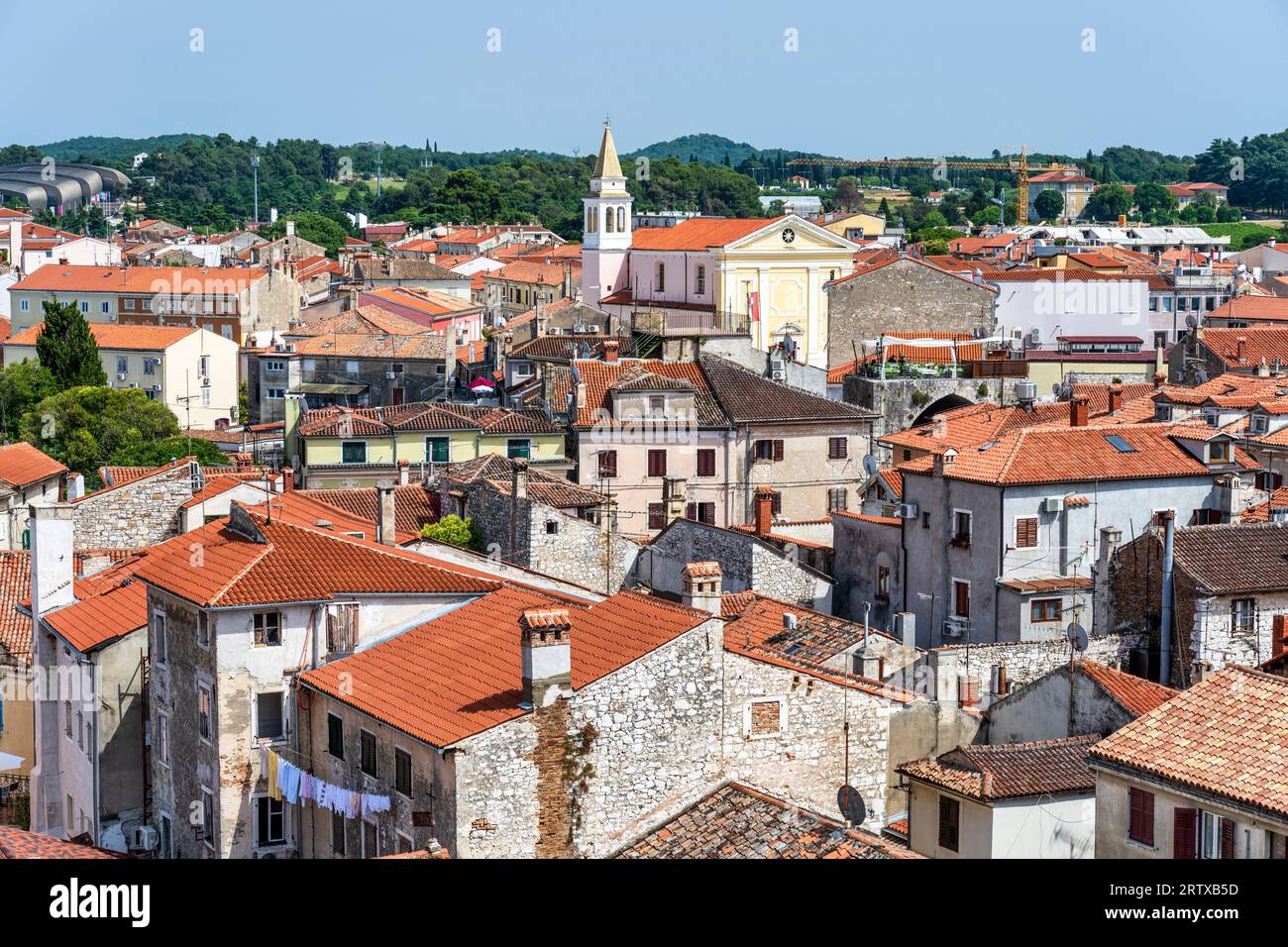 Vista dal campanile del complesso della basilica Eufrasiana attraverso i tetti di tegole rosse del centro storico di Poreč sulla penisola istriana della Croazia Foto Stock