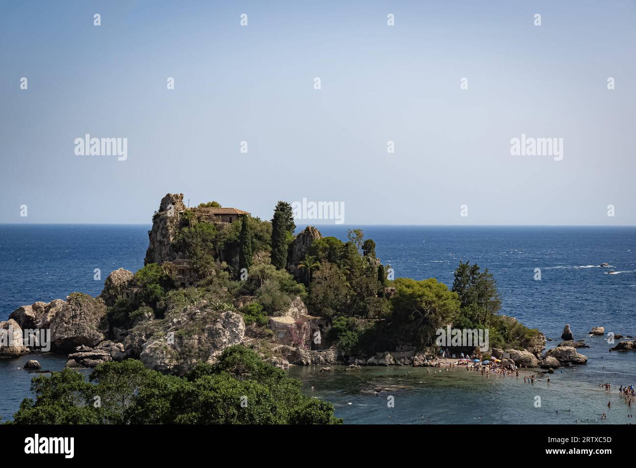 Vista dell'isola bella di Taormina, Sicilia, spiaggia con i turisti circondati dal mare Foto Stock