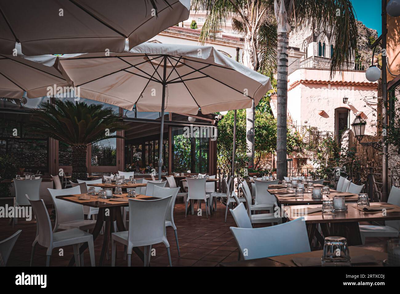Mangiare all'aperto in un ristorante o caffetteria a Taormina, in Sicilia. Tavolo per cenare Foto Stock