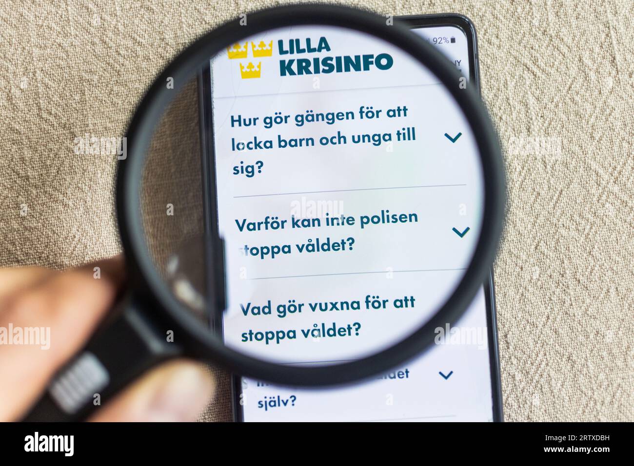 Lilla Krisinfo, informazioni per bambini e giovani in Svezia, tra le altre cose, sulla violenza delle bande in Svezia. Qui con il testo "perché la polizia non può fermare la violenza?" Lilla Krisinfo aiuterà i bambini ad essere meglio preparati alle crisi e agli eventi gravi. Dietro Lilla Krisinfo c'è Krisinformation.se, il canale ufficiale svedese per l'informazione di crisi al pubblico. Foto Stock