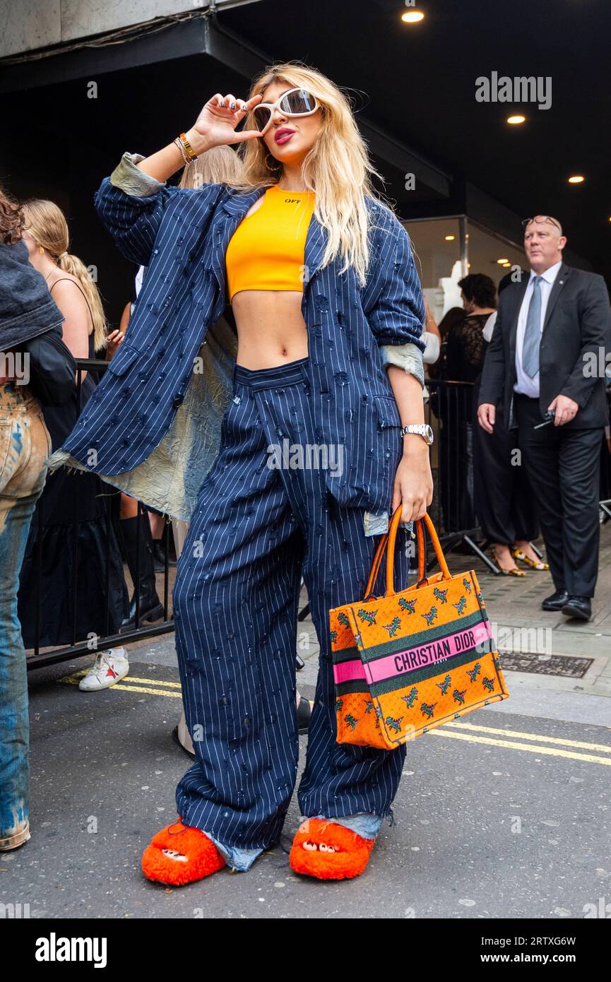 Londra, Regno Unito. 15 settembre 2023. Un fashionista fuori dallo spazio NewGen presso l'Old Selfridges Hotel per il giorno di apertura della London Fashion Week (LFW), dove vengono mostrate le creazioni per la Primavera/Estate 2024 (SS24). L'evento della durata di cinque giorni presenta sfilate, presentazioni e altri eventi di designer britannici e internazionali. Crediti: Stephen Chung / Alamy Live News Foto Stock