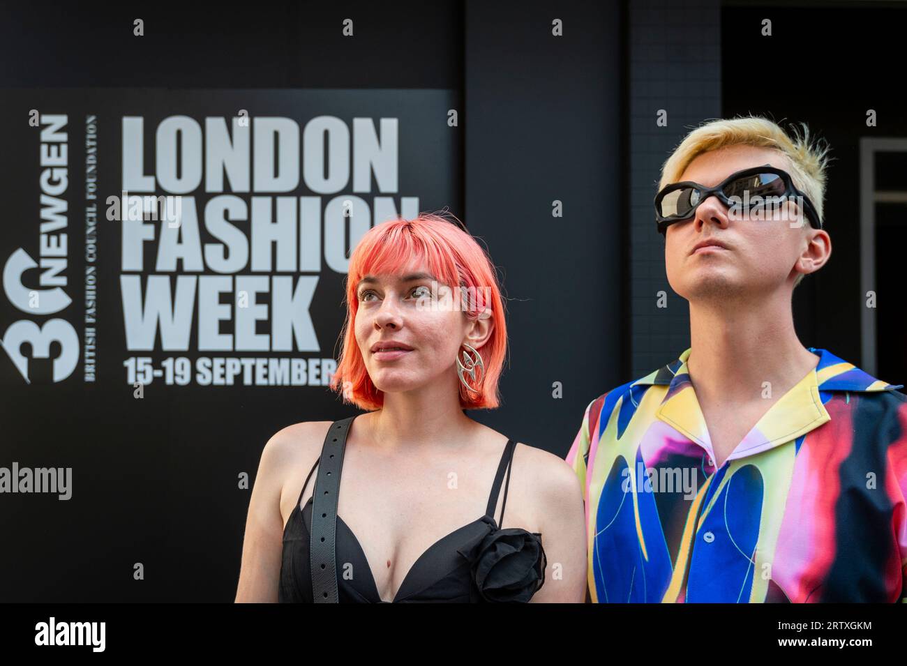 Londra, Regno Unito. 15 settembre 2023. Fashionistas fuori dallo spazio NewGen presso l'Old Selfridges Hotel per il giorno di apertura della London Fashion Week (LFW), dove vengono mostrate le creazioni per la Primavera/Estate 2024 (SS24). L'evento della durata di cinque giorni presenta sfilate, presentazioni e altri eventi di designer britannici e internazionali. Crediti: Stephen Chung / Alamy Live News Foto Stock